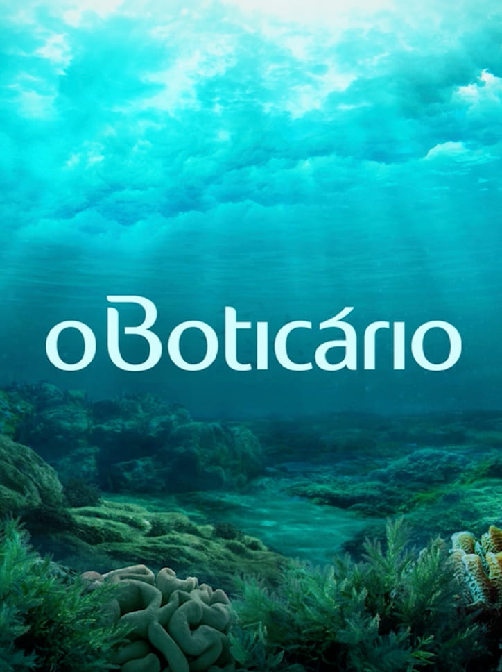 Imagem de marca de O Boticário, com o logo da empresa sobreposto a uma fotografia de um oceano com recifes de corais.