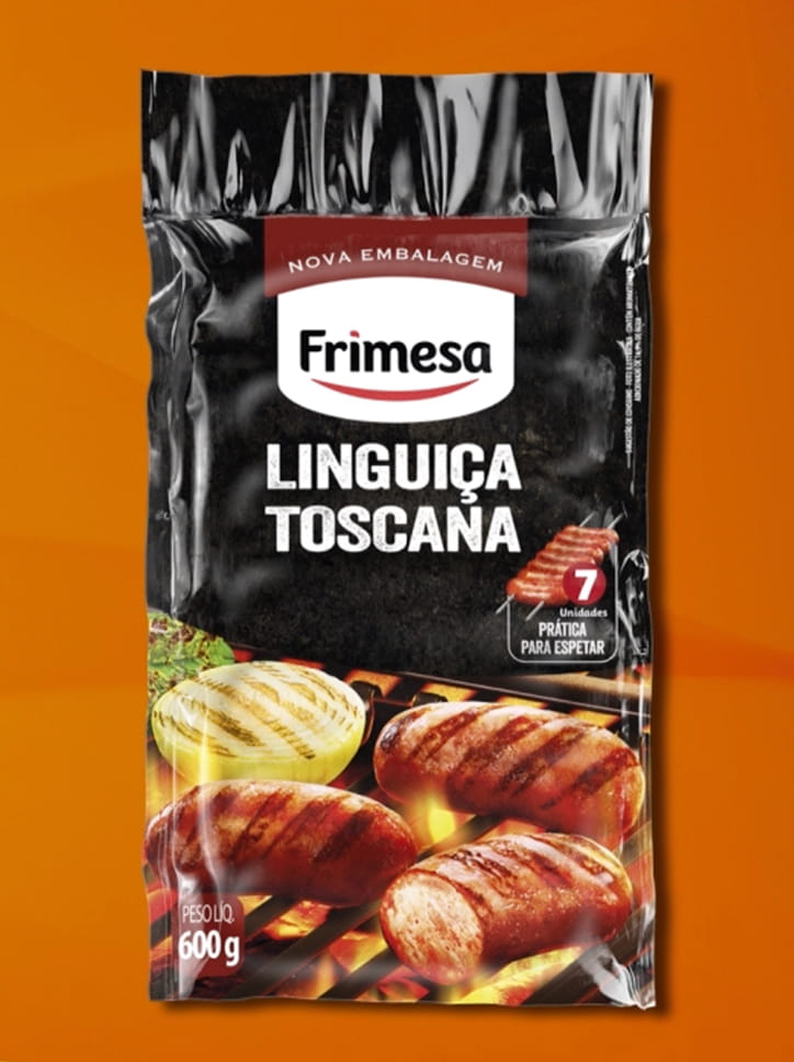 Nova embalagem da Linguiça Toscana Frimesa, destacando o produto pronto para o churrasco.