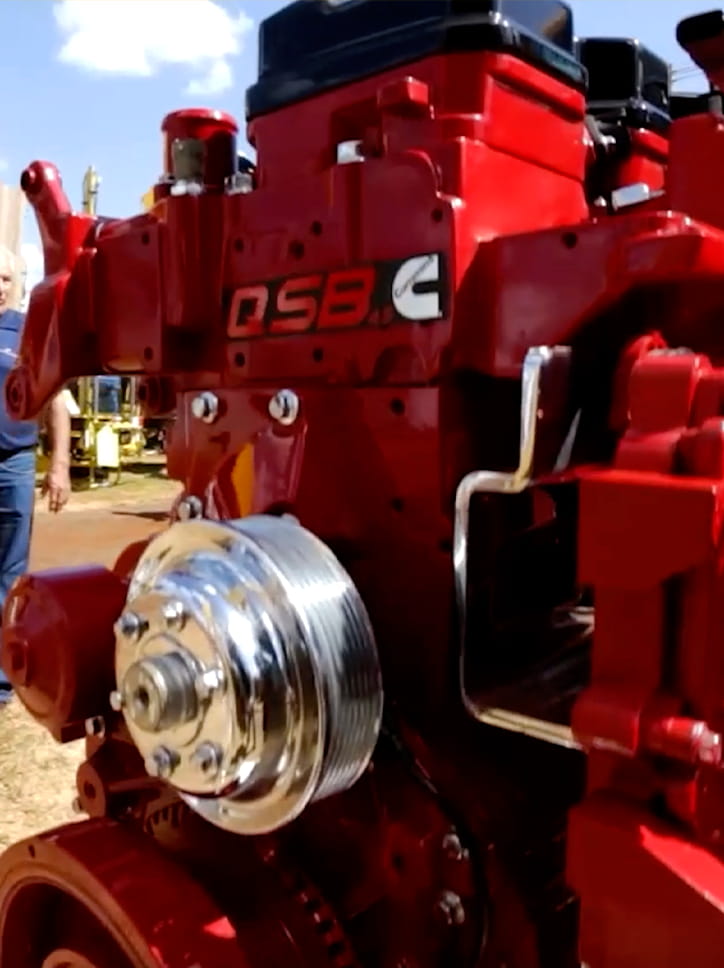 Close-up de um motor vermelho da Cummins na Agrishow.