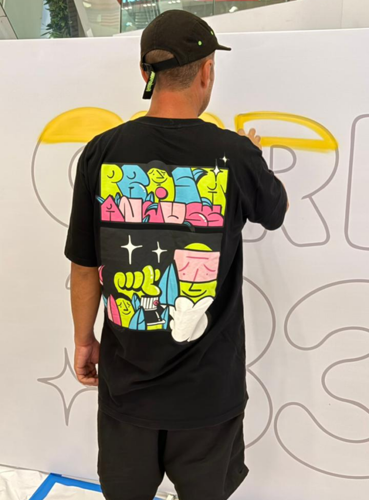 Diego Prosa pinta detalhes do mural “Curitiba 333 anos” durante intervenção artística no Shopping Mueller