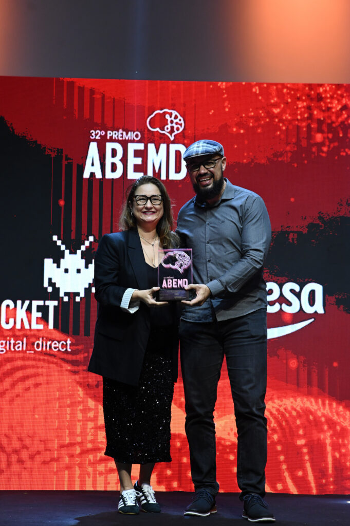 Patricia Tavares e White Ribeiro, da HouseCricket, com troféu do Prêmio ABEMD 2026